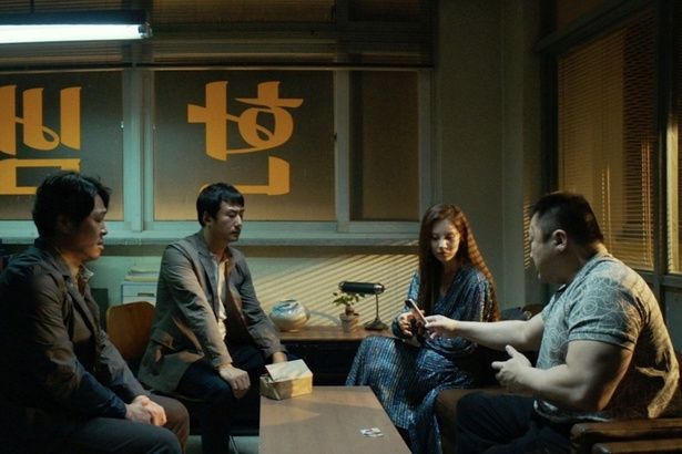 依頼人への態度に難ありな社長(『悪魔祓い株式会社』) [c]2025 LOTTE ENTERTAINMENT & BIG PUNCH PICTURES & NOVA FILM ALLRIGHTS RESERVED.