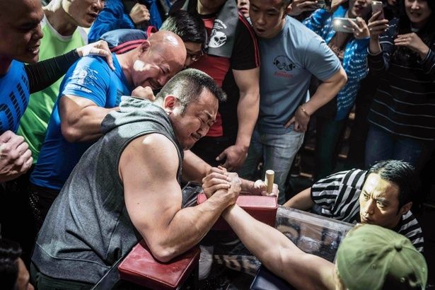 【写真を見る】アームレスラーからおかっぱ料理人まで、マブリーの劇中お仕事遍歴をチェック！(『ファイティン！』) [c] Well Go USA Entertainment /Courtesy Everett Collection