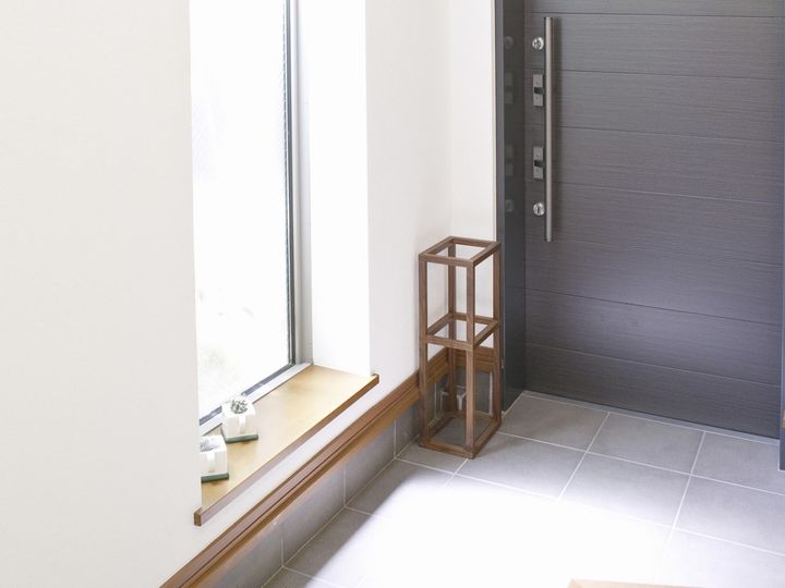 玄関に置いている傘箱の底が汚れている家も多い
