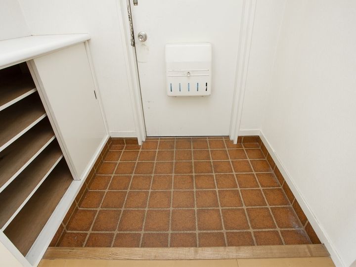 玄関掃除では、水の使い方や洗剤の選び方など、良かれと思ってやっていることが玄関を傷めたり汚れを悪化させたりする原因になります。今回は、「玄関掃除でやってはいけない6つのNG行動」とその理由を解説！ 正しい手順とコツも紹介します。