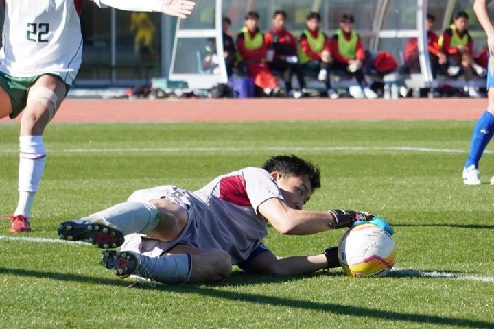 画像: ボールをしっかり抑え込む宮澤（写真 縄手猟）