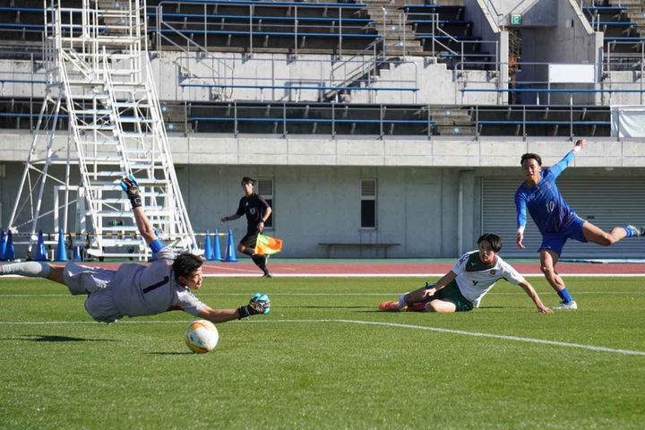 画像: 驚異的なシュートストップでチームの危機を救った宮澤（写真左 縄手猟）