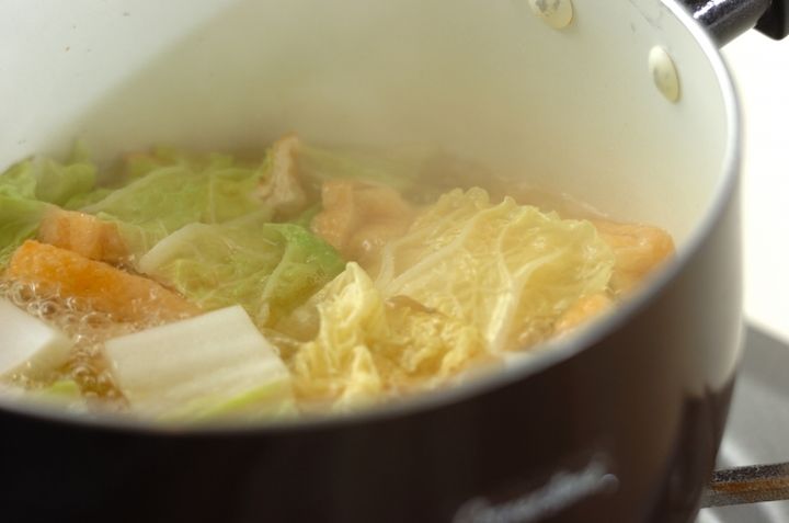 油揚げと白菜のみそ汁の作り方1