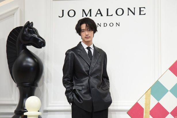 「“Fun and Games” Pop-Up Event」フォトコールに登壇した塩野瑛久さん 撮影：ソムタム田井