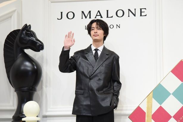 【写真】取材陣のカメラに向かって手を振る塩野瑛久さん 撮影：ソムタム田井