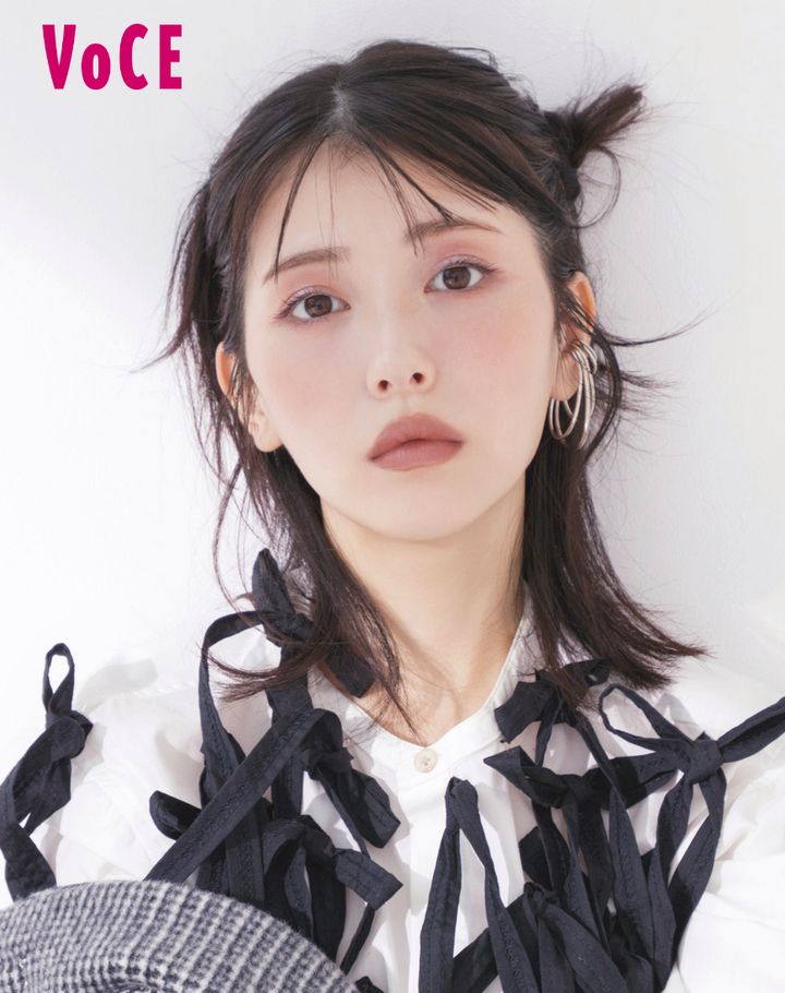 浜辺美波、大好きな新色コスメにテンション♡ ３つの春顔で登場