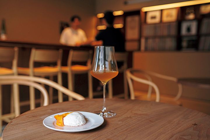 京都〈HOWENE〉アルザスのオレンジワイン、クレームダンジュとフルーツ