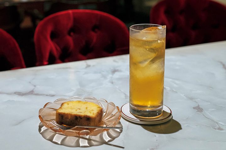 京都〈深夜喫茶／ホール 多聞〉コーヒーウォッカのトニック割り、レモンパウンドケーキ