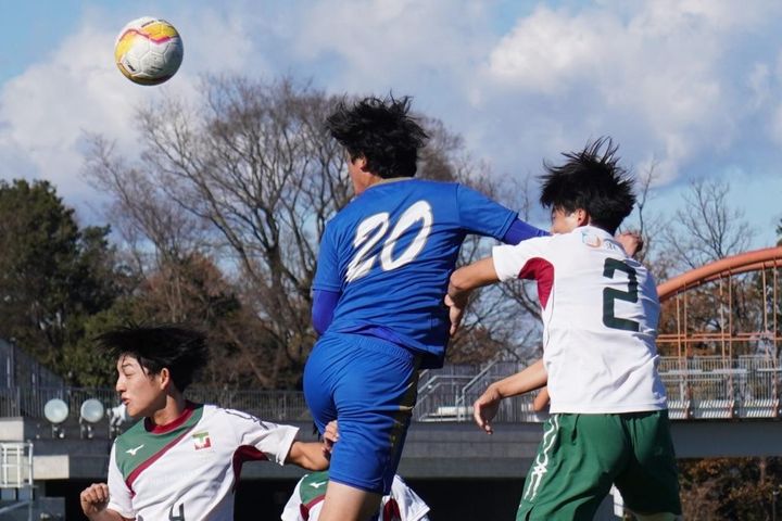 画像: 圧倒的な空中戦の強さで多くのチャンスを創出した中田（写真中央、右から2番目 縄手猟）