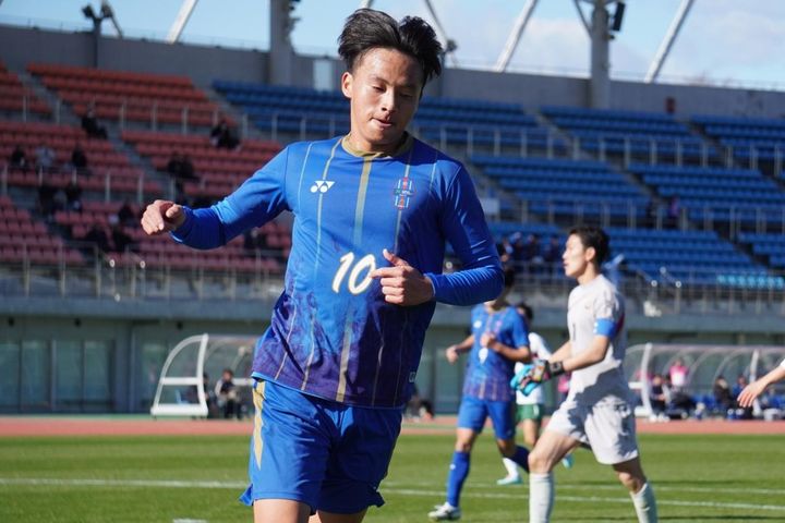 画像: 先制点を挙げた金本（写真中央 縄手猟）