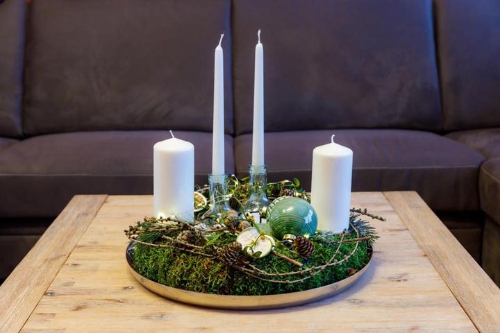 リースを丸いお盆や皿に載せてテーブルに