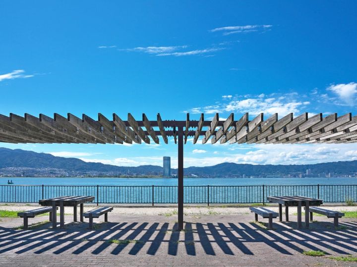 All About ニュース編集部が全国250人を対象に実施した自治体に関するアンケートの調査結果から、老後に住みたい「滋賀県の自治体」ランキングを発表！ 2位「草津市」を抑えた1位は？