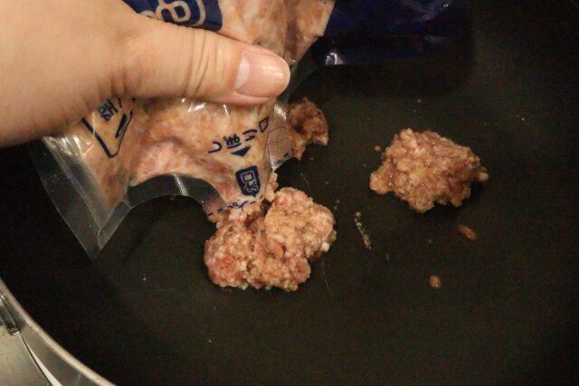 セリアのもみもみ調理バッグから生地を絞り出す様子