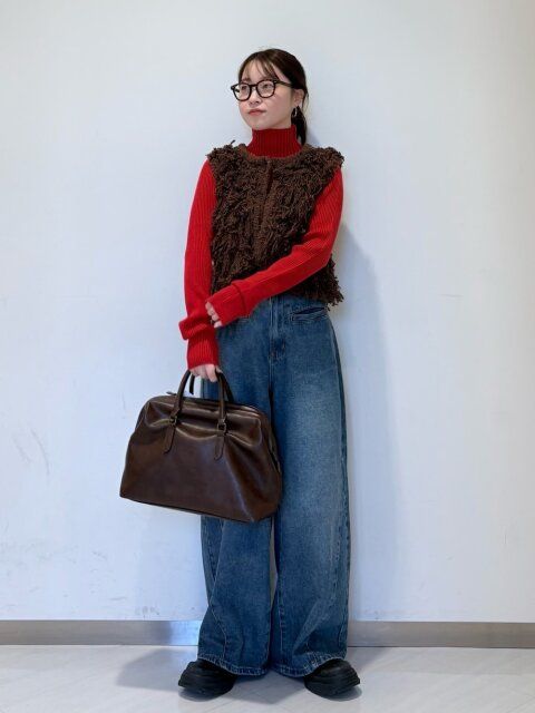 2025冬大人女性赤ニットファーベストコーデ