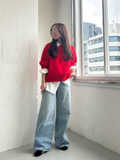 2025冬大人女性赤ニットシャツレイヤードコーデ