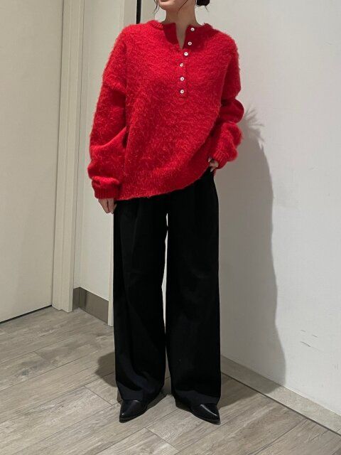 2025冬大人女性赤ニットカジュアルコーデ