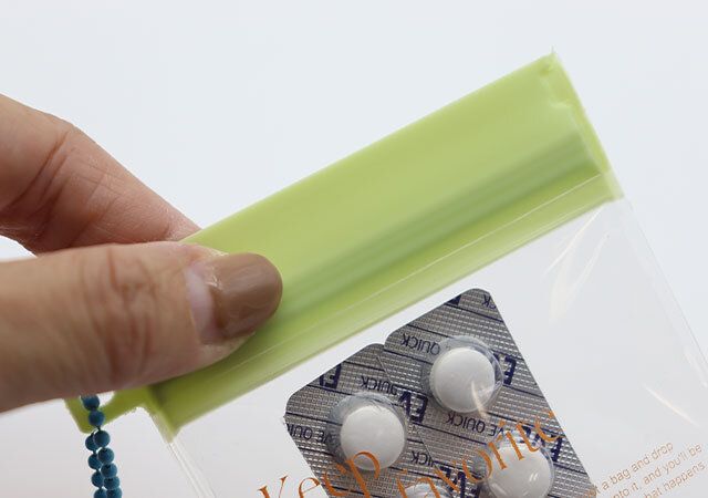 ダブルEVAケースキーホルダー 口を閉じる