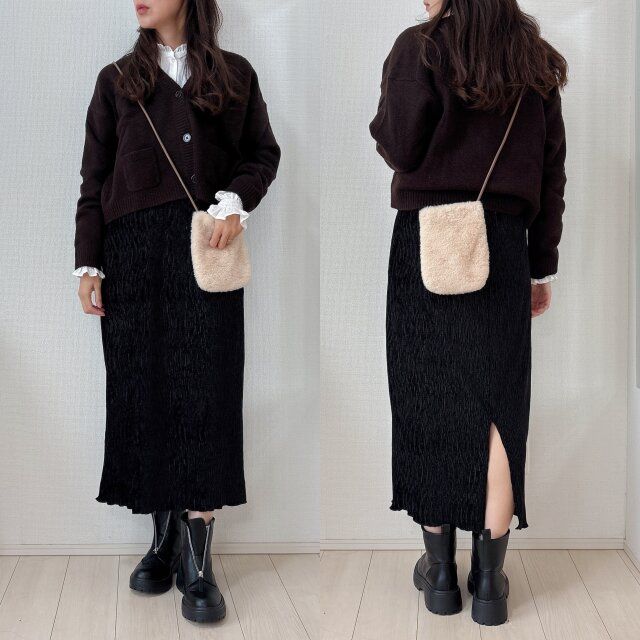 ユニクロスフレヤーンショートカーディガンとフリルネックブラウスのレイヤードコーデ