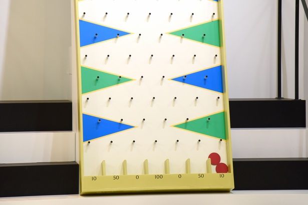 山田涼介さんが挑戦したところ、コインは2枚とも10点のスロットに落下 撮影：ソムタム田井