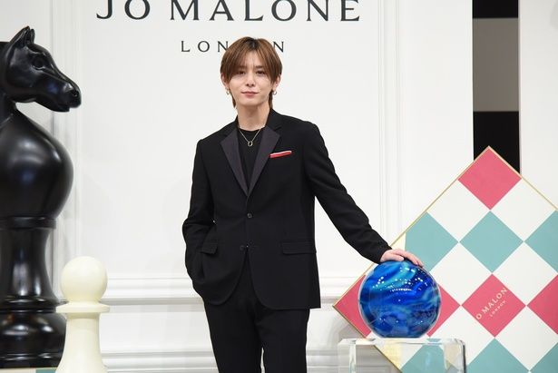 【写真】壇上に用意されたビッグボトルに手を添える山田涼介さん 撮影：ソムタム田井