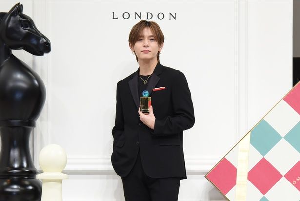 ホリデー限定商品「サンダルウッド & スパイスド アプリコット コロン」を手にする山田涼介さん 撮影：ソムタム田井