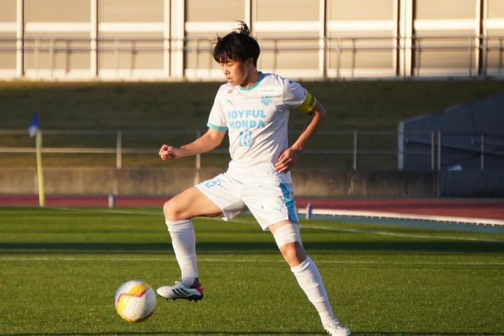 画像: 卓越した足下の技術で相手を翻ろうする山崎（写真 縄手猟）