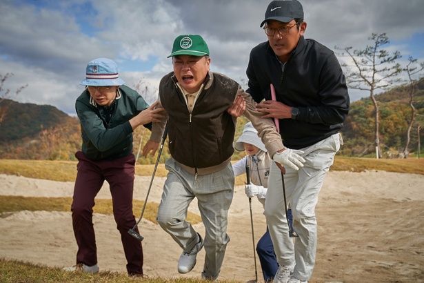 【写真を見る】なにかから逃げるようにジョンウとドンフィがウィソンの腕をとるシーンも。一体なにが起きたのか？ [c]2025 MICHIGAN Venture Capital, WYSWYG Studio, WALKHOUSECOMPANY & FILMMOMENTUM,All Rights Reserved