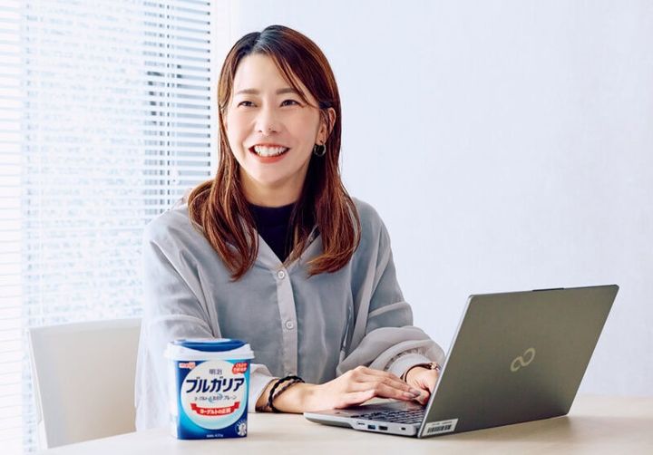 お仕事中の山村彩香さん