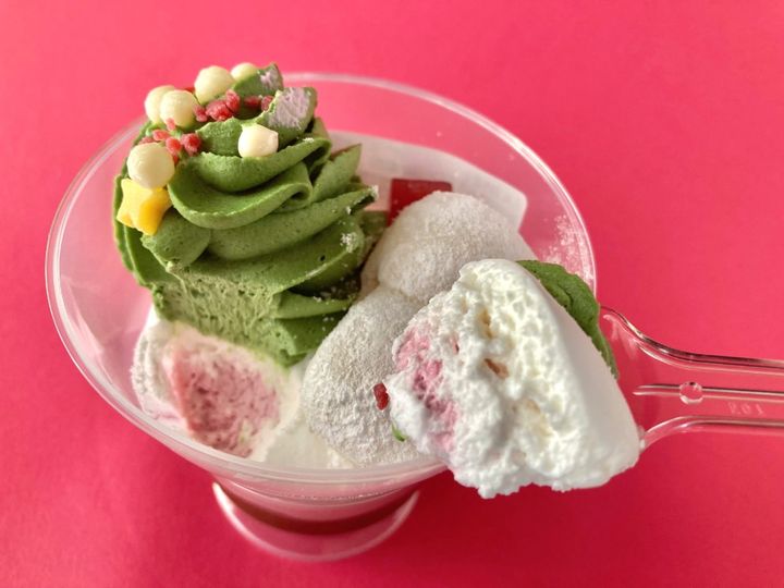甘味と苦味のバランスが絶妙！【セブン】クリスマス感漂う宇治抹茶といちごのパフェ