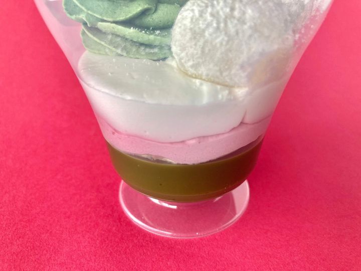甘味と苦味のバランスが絶妙！【セブン】クリスマス感漂う宇治抹茶といちごのパフェ