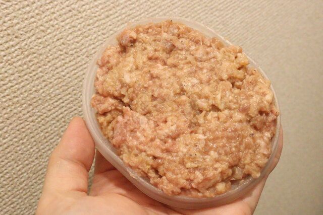 セリアのハンバーグメーカーにタネを詰める