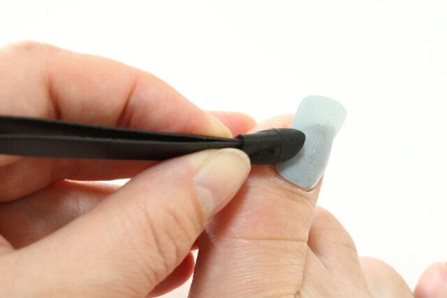セリアのネイルアート用ピンセットの使用例1