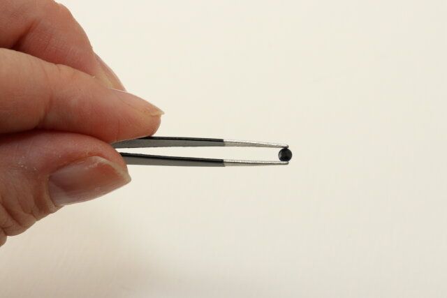 セリアのネイルアート用ピンセットの使用例2