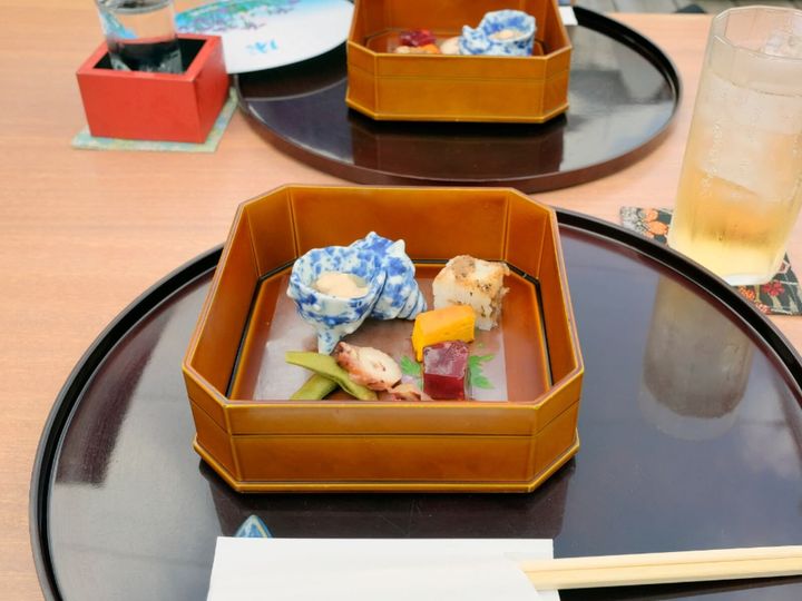 All About ニュース編集部が全国250人を対象に実施したご当地グルメに関するアンケートの調査結果から、旅先で食べたい「京都府のご当地グルメ」ランキングを発表！ 2位「京懐石」を抑えた1位は？