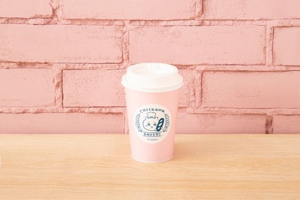 「ホットコーヒー」「ホットティー」(各590円)は「ちいかわベーカリー」のロゴマークが入ったカップで提供される (C)nagano