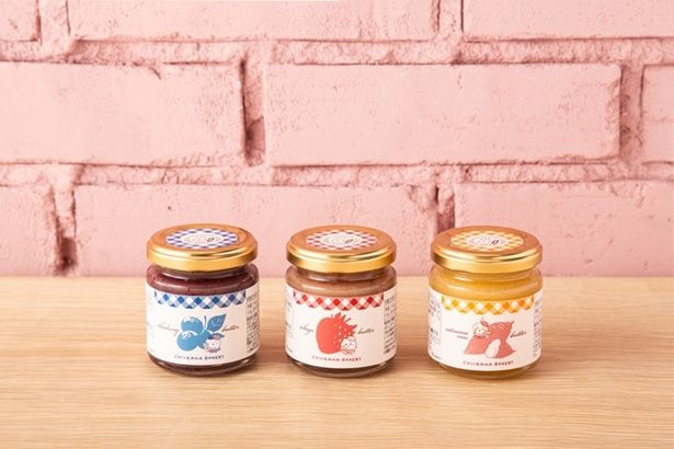 メインビジュアルのちいかわたちがぞれぞれデザインされたビン入りのジャム。「ジャム(ハチワレのブルーベリーバター)」(左)、「ジャム(ちいかわのいちごバター)」(中央)、「ジャム(うさぎのさつまいもバター)」(右、共に950円) (C)nagano