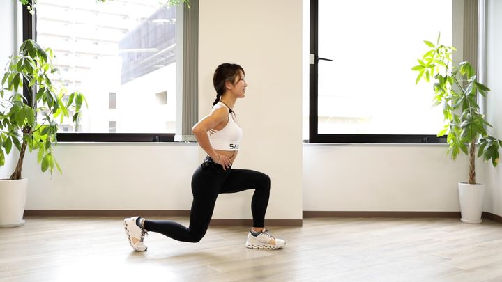 バックランジ 後ろに片足を動かし、腰を落とす