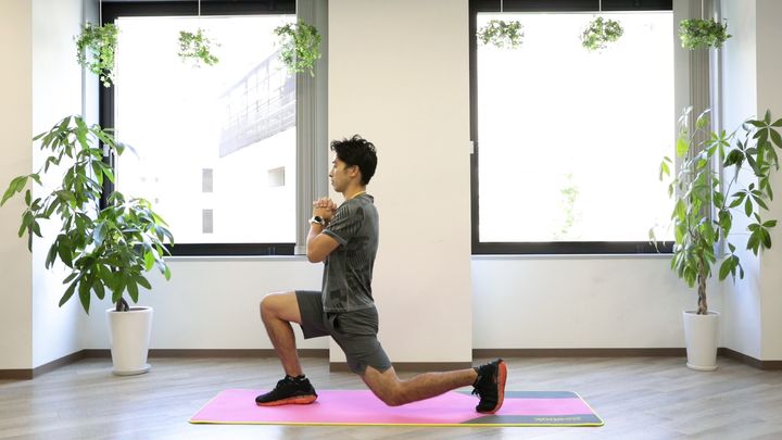 ランジ 片足を曲げて腰を落とす