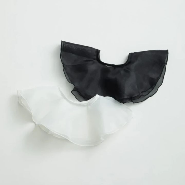 白と黒のフリルカラーのクローズアップ写真