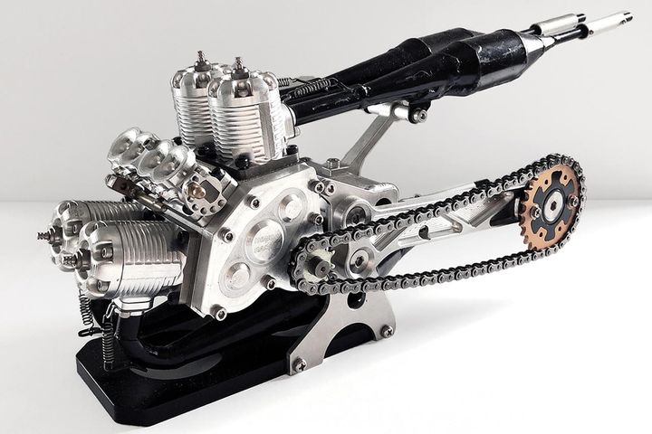 バイク好きな社員と熟練の加工技術によって作られた2ストロークV型4気筒のミニチュアエンジンは、なんと実働する。イベントなどで展示されており、ミューテック35の出展ブースで現物が見れる