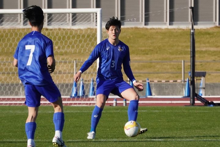 画像: 中盤の選手へパスを出す田畑（写真中央、左から2番目 縄手猟）