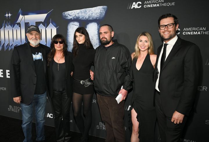 左からロブ・ライナー監督、妻のミシェル・シンガー・ライナー、長女ロミー、次男ニック、長男ジェイク夫妻。