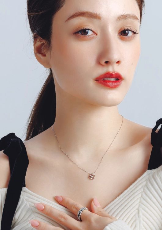 ダイヤモンドのネックレスをつけている谷まりあさん