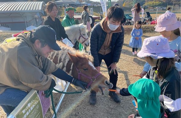 【京都府京都市】南岩本公園内の「The Paddock Cafe」で、乗馬や餌やり体験イベントを開催