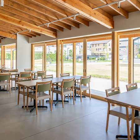 【京都府京都市】南岩本公園内の「The Paddock Cafe」で、乗馬や餌やり体験イベントを開催