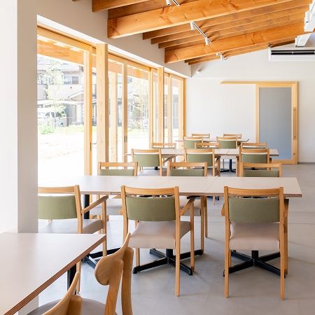 【京都府京都市】南岩本公園内の「The Paddock Cafe」で、乗馬や餌やり体験イベントを開催