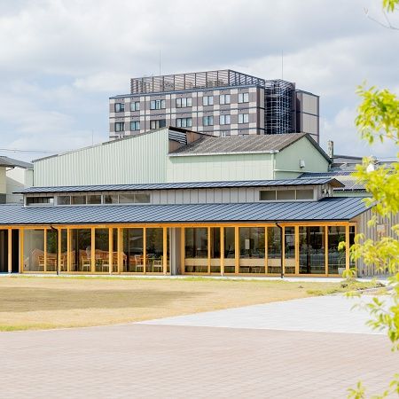 【京都府京都市】南岩本公園内の「The Paddock Cafe」で、乗馬や餌やり体験イベントを開催