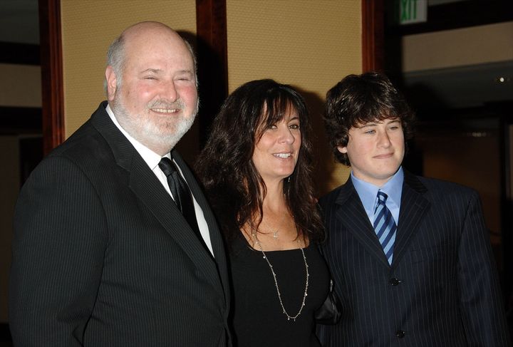 ロブ・ライナー監督、妻のミシェルさん、息子のニック（写真は2007年） （C）Avalon／Zeta Image width=