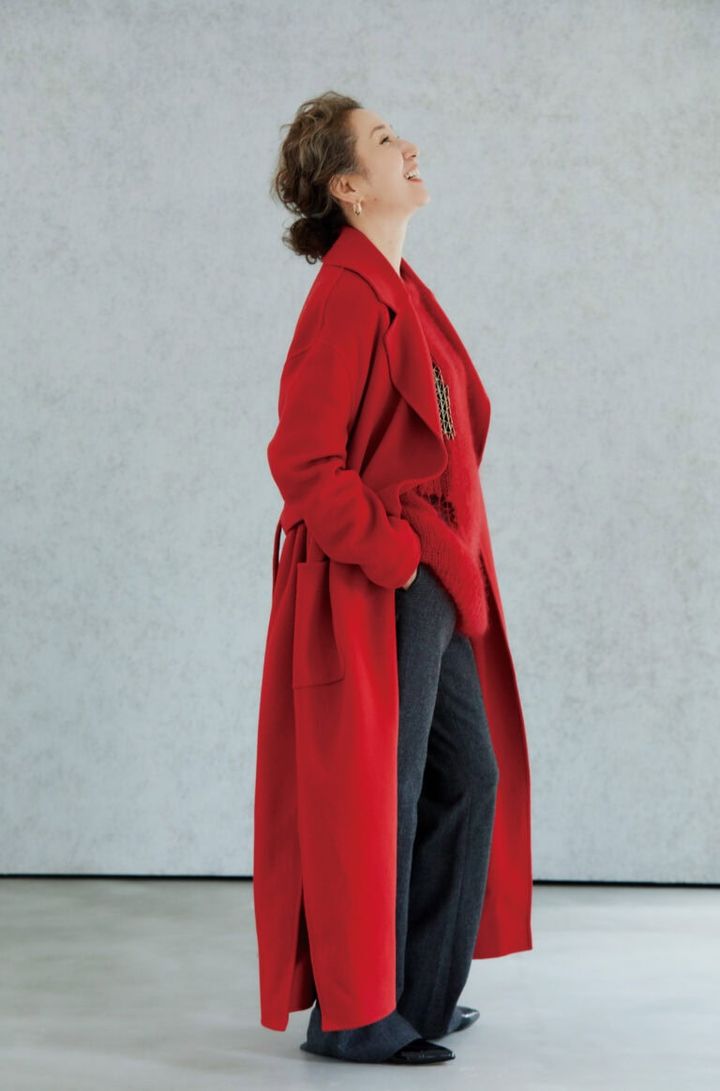 コート¥539,000、ニット¥198,000、パンツ¥209,000／すべて ファビアナ フィリッピ（コロネット）、ピアス¥36,300 ／プラウ、シューズ¥73,700／ネブローニ、インナー／スタイリスト私物