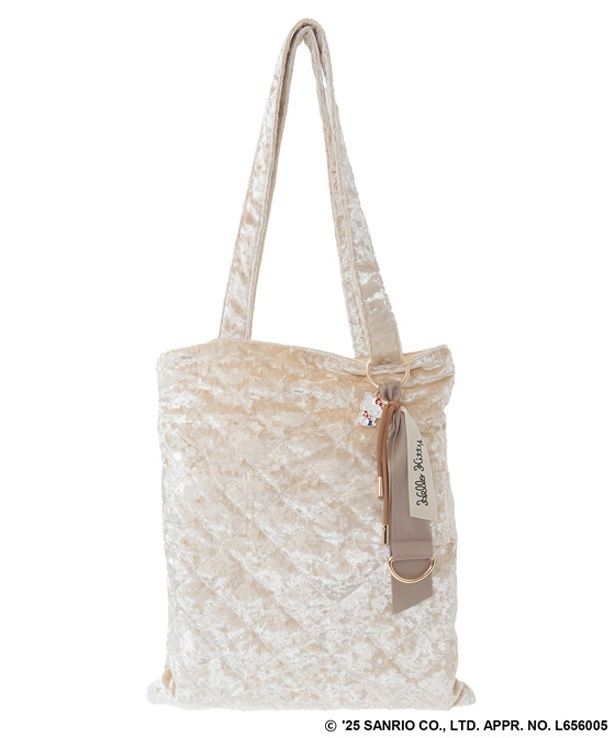 「チャーム付きベロアバッグ」(3990円)。スクエアフラットのデザインで荷物もしっかり入り、デイリー使いにぴったり！